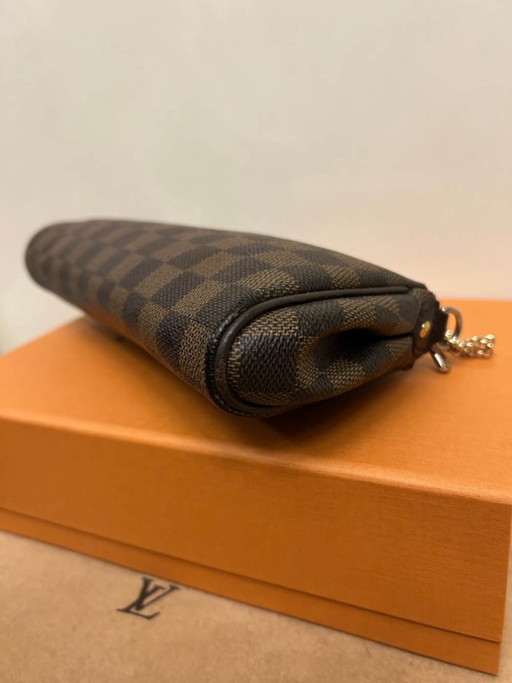 Louis Vuitton Damier Crossbag - Picture 13 of 16